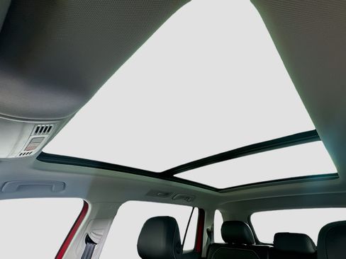 Used 2024 Volkswagen Tiguan SE w/ Panoramic Sunroof Package AWD/4WD image 24