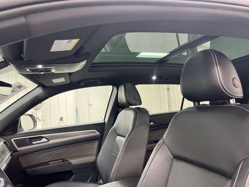 Used 2022 Volkswagen Atlas Cross Sport SE FWD image 19