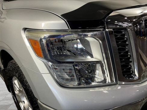 Used 2018 Nissan Titan SV w/ SV Convenience Package AWD/4WD image 32