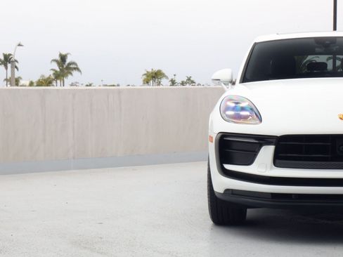 Certified 2025 Porsche Macan AWD/4WD image 12