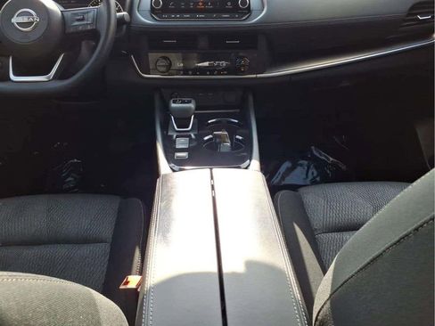 Used 2024 Nissan Rogue SV FWD image 12