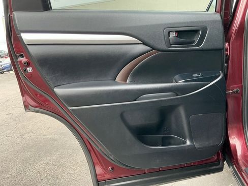 Used 2019 Toyota Highlander Plus w/ Carpet Mat Package (TMS) FWD image 30