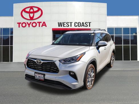 Used 2023 Toyota Highlander Limited image 1
