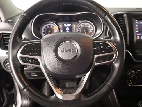 Used 2019 Jeep Cherokee Latitude Plus w/ Comfort/Convenience Group image 3