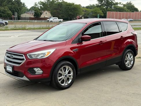 Used 2017 Ford Escape SE w/ SE Cold Weather Package AWD/4WD image 1