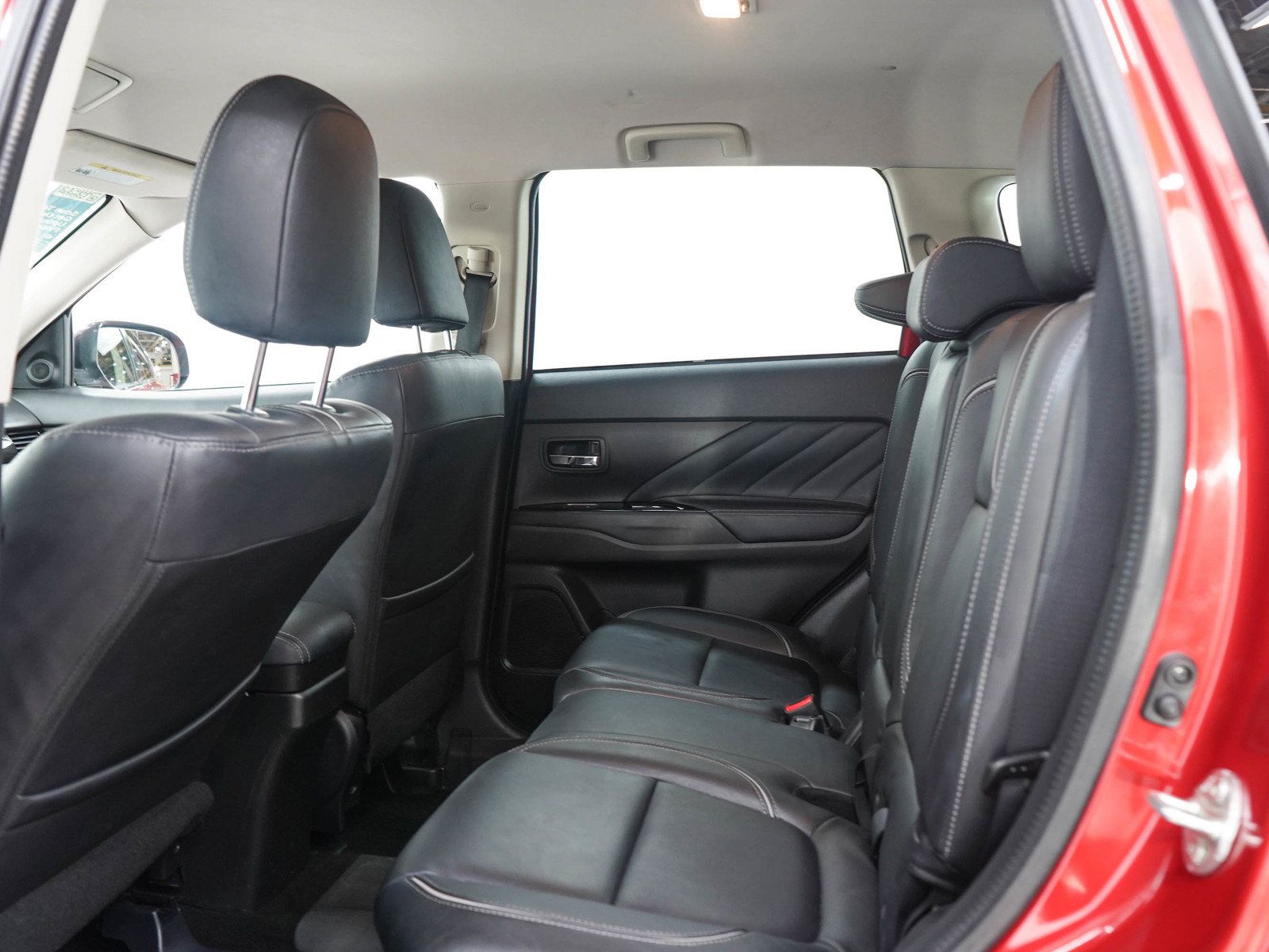 Used 2018 Mitsubishi Outlander 4WD Plug-In Hybrid image 15
