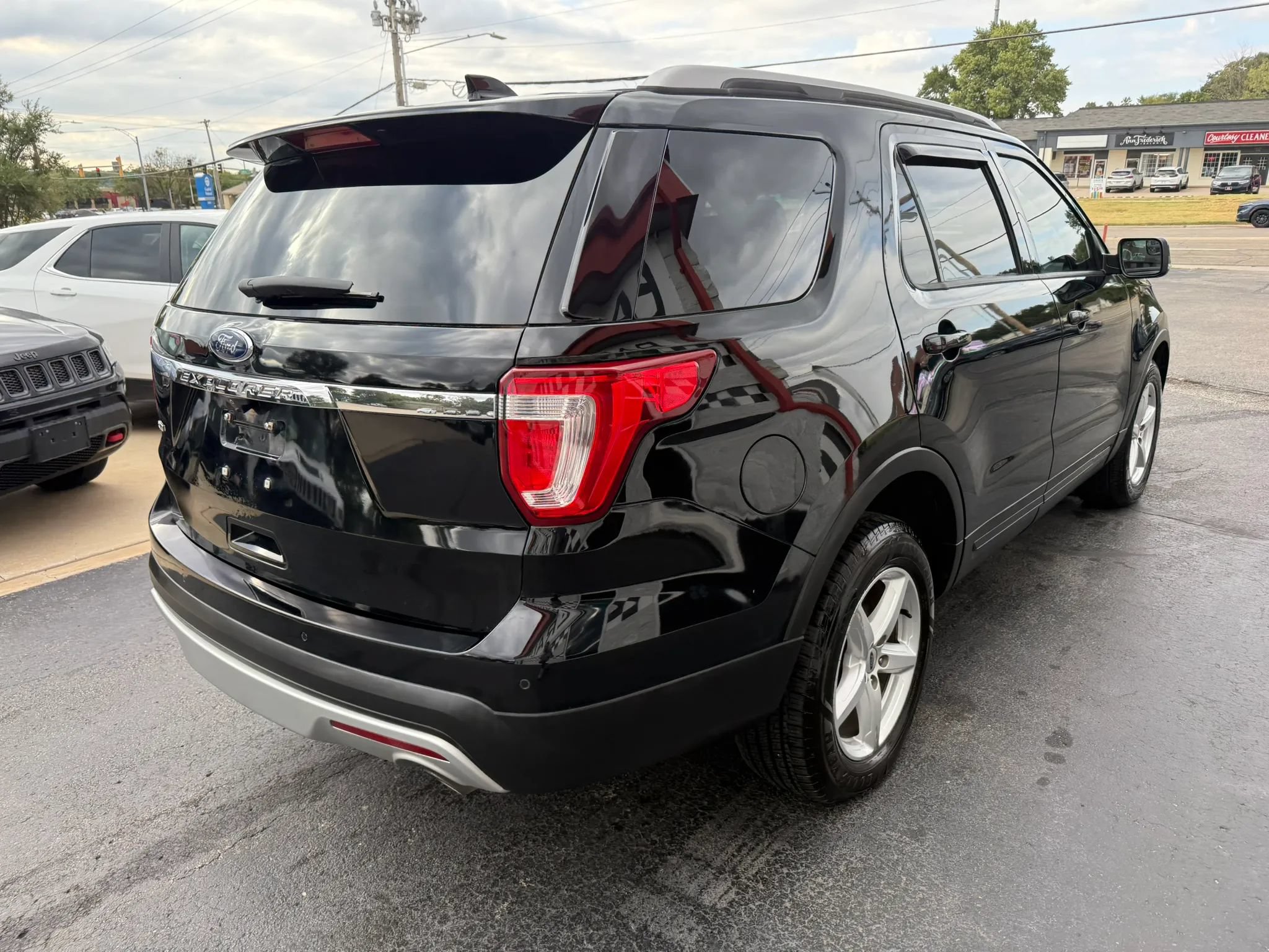 Used 2016 Ford Explorer XLT w/ Equipment Group 202A AWD/4WD image 13
