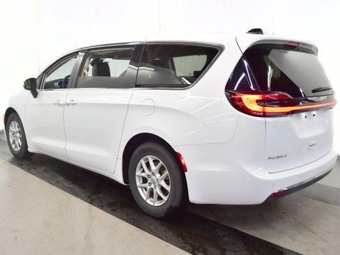 Used 2023 Chrysler Pacifica Touring-L FWD image 5