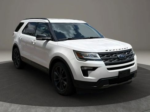 Used 2018 Ford Explorer XLT w/ Equipment Group 202A FWD image 4