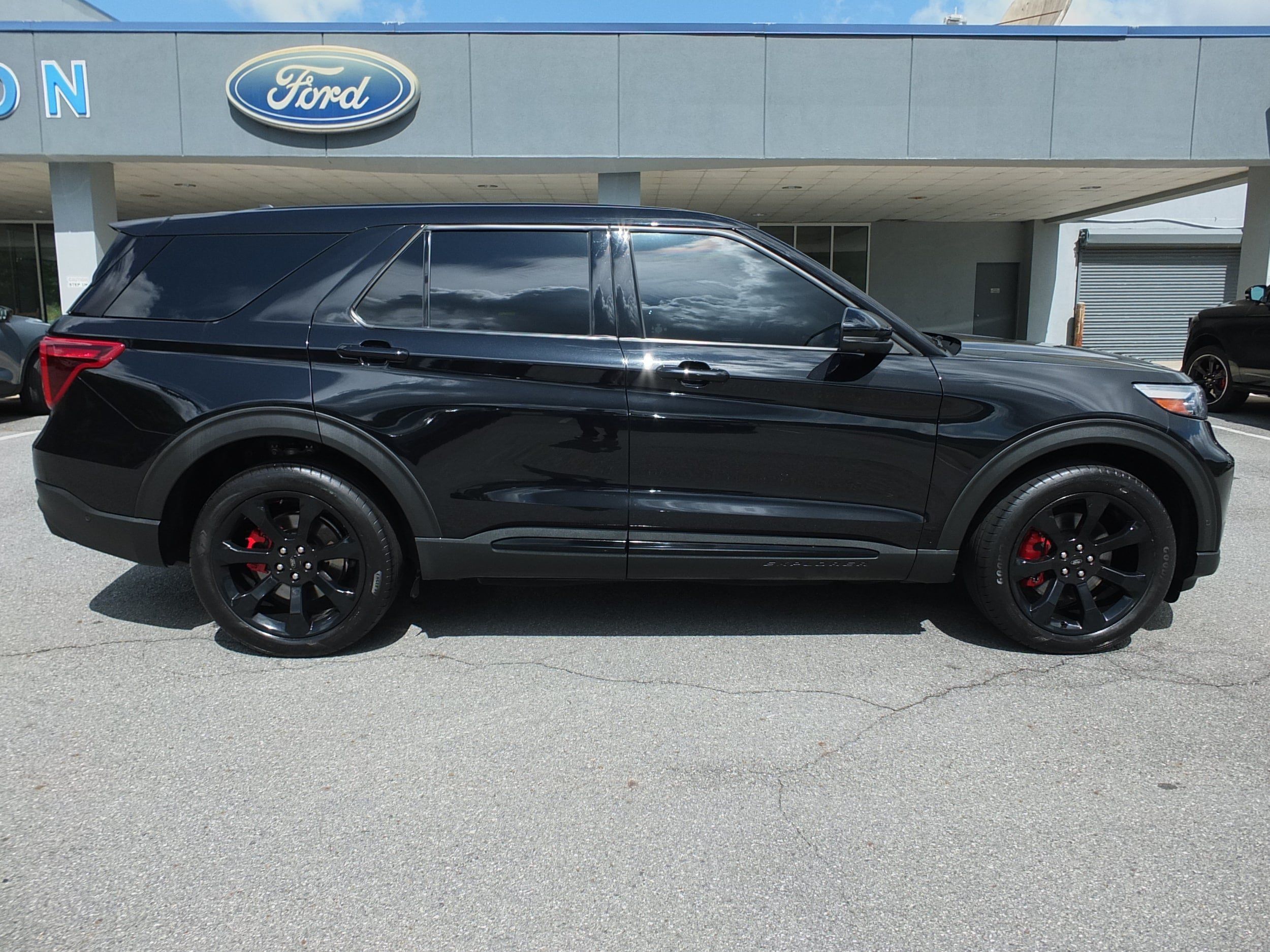 Used 2022 Ford Explorer ST w/ Equipment Group 401A AWD/4WD image 2
