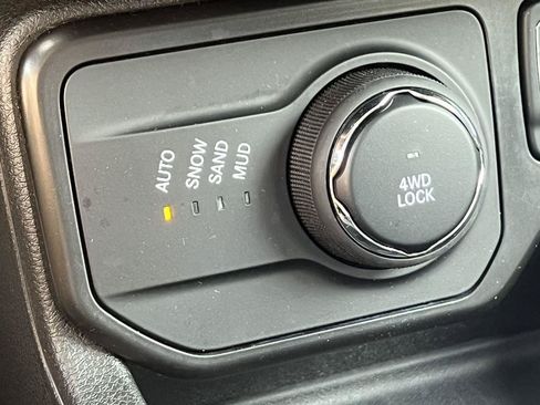 Used 2023 Jeep Renegade Latitude AWD/4WD image 22