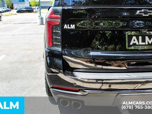 Used 2025 Chevrolet Suburban Z71 AWD/4WD image 12