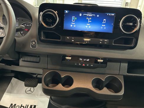 Used 2025 Mercedes-Benz Sprinter 2500 image 22