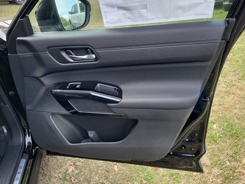 New 2026 Nissan Pathfinder Platinum FWD image 35