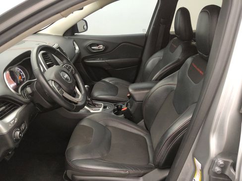 Used 2015 Jeep Cherokee Trailhawk w/ Cold Weather Group AWD/4WD image 17