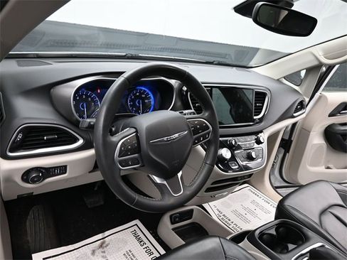 Used 2023 Chrysler Pacifica Touring-L image 13