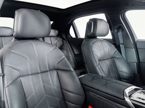 Used 2024 BMW 760i xDrive w/ Executive Package image 27