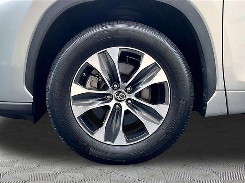 Used 2023 Toyota Highlander XLE FWD image 11