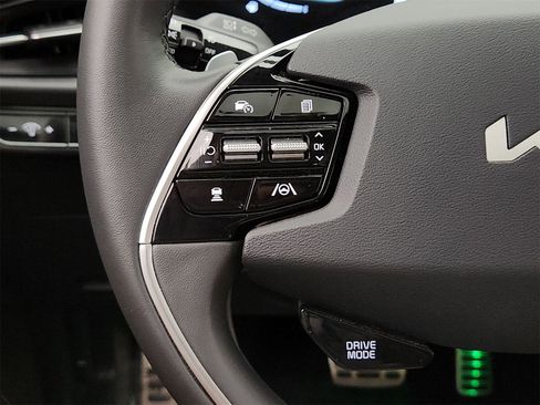 Certified 2024 Kia Niro EX Touring image 29