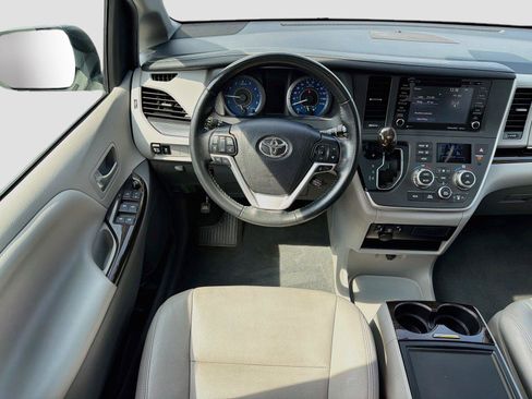 Used 2020 Toyota Sienna XLE AWD/4WD image 2