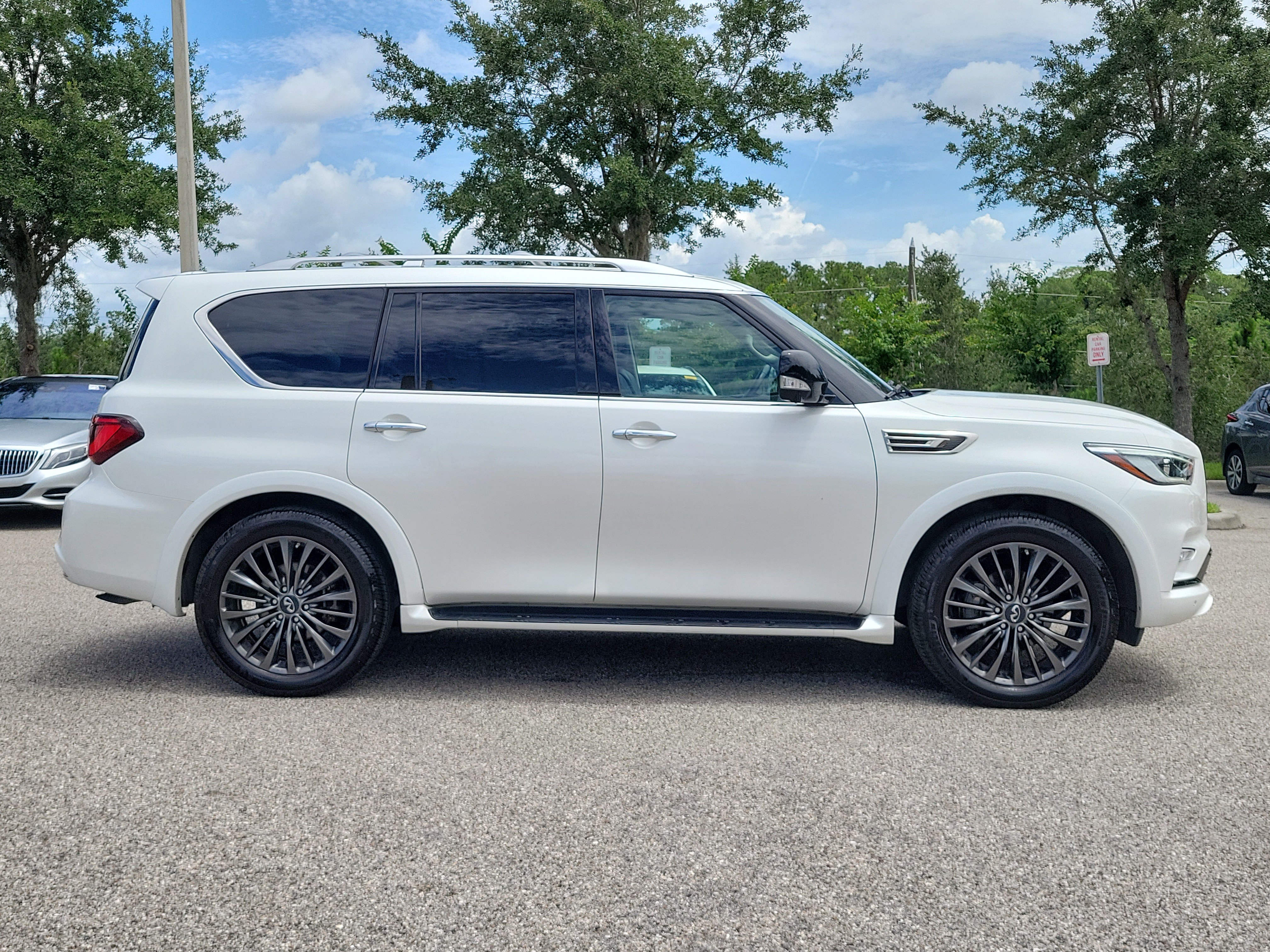 Used 2023 INFINITI QX80 Premium Select w/ Cargo Package AWD/4WD image 4