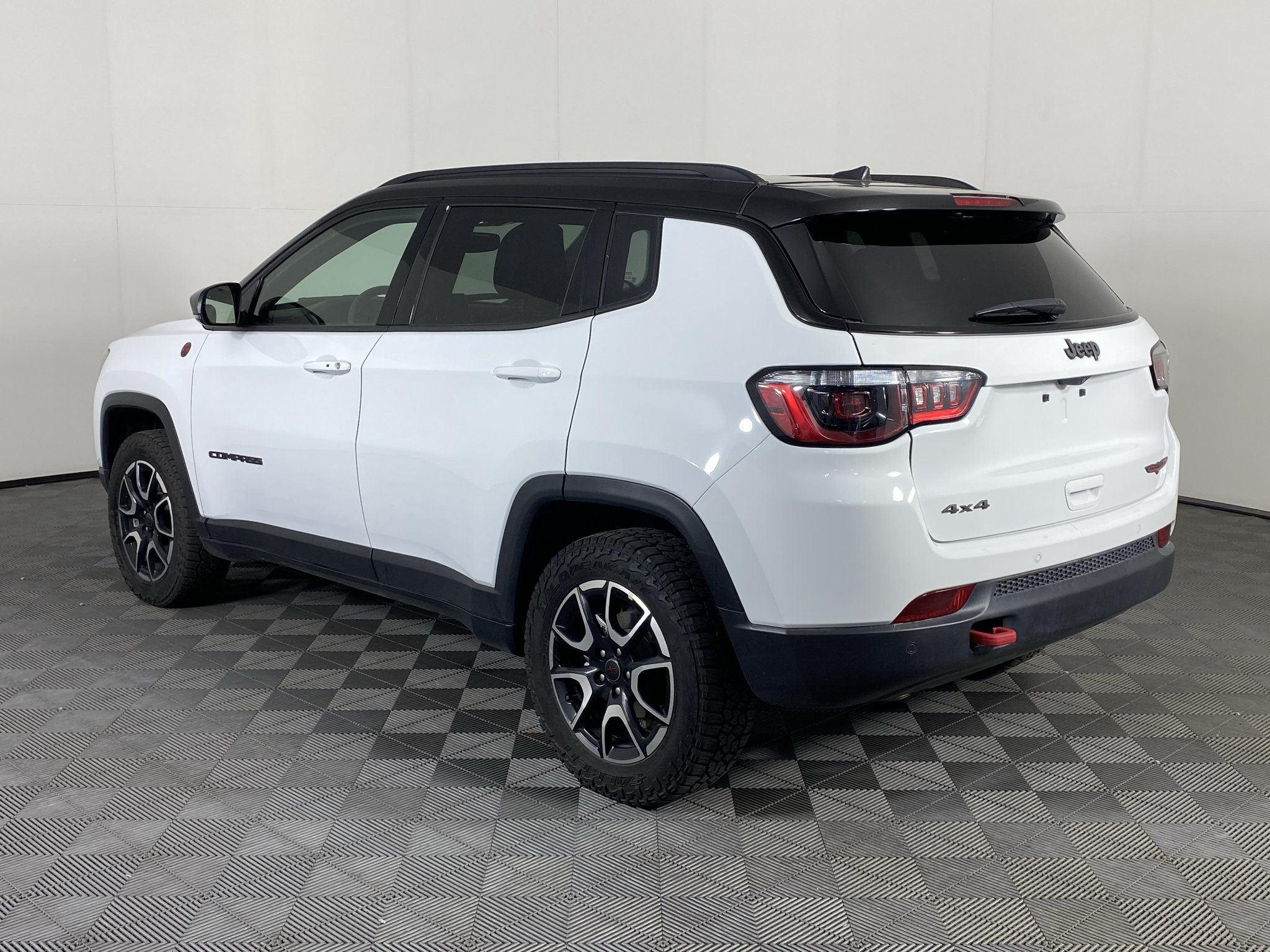 Used 2025 Jeep Compass Trailhawk AWD/4WD image 4
