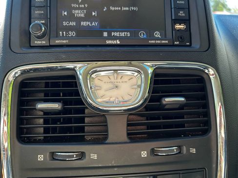 Used 2016 Chrysler Town & Country Touring image 21