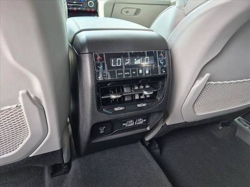 Used 2022 Jeep Grand Cherokee Overland w/ Advanced Protech Group III AWD/4WD image 18