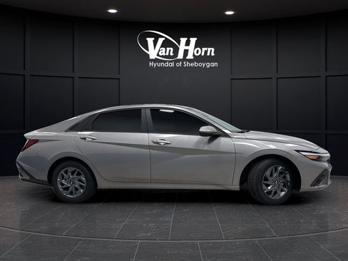 Used 2024 Hyundai Elantra SEL FWD image 8