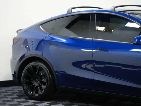 Used 2021 Tesla Model Y Long Range image 14