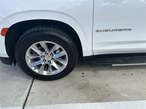 Used 2023 Chevrolet Suburban Premier image 19