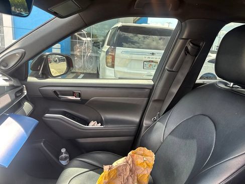Used 2021 Toyota Highlander XSE FWD image 18