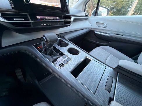 Used 2025 Toyota Sienna LE FWD image 11