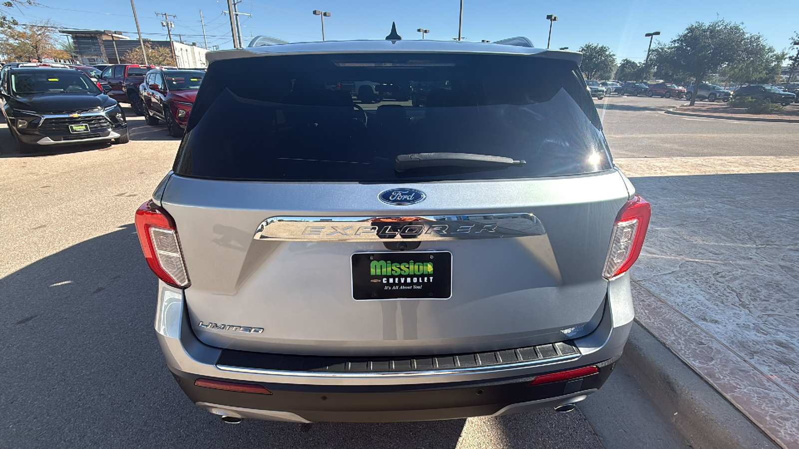 Used 2022 Ford Explorer Limited w/ Equipment Group 301A RWD image 6