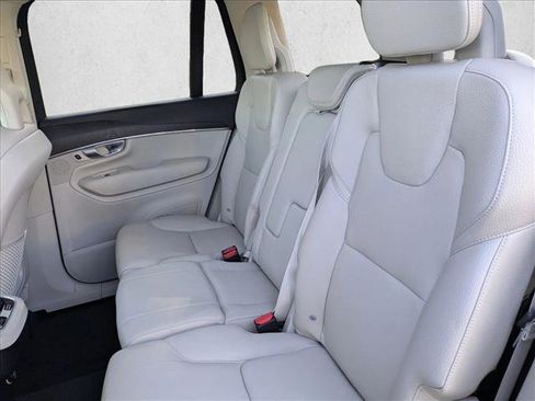 Used 2020 Volvo XC90 T5 Momentum w/ Protection Package Premier image 19