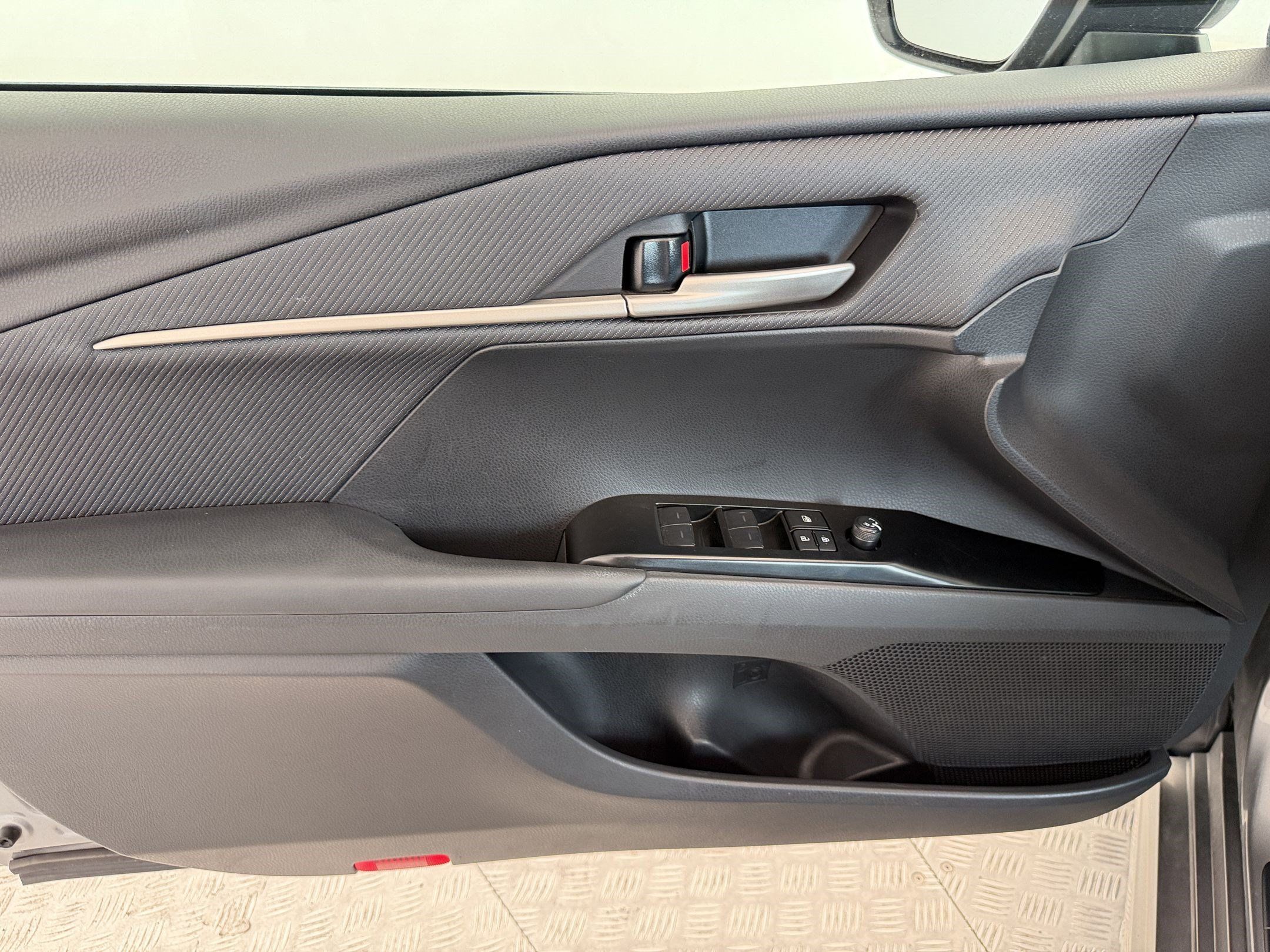 Used 2025 Toyota Camry SE FWD image 13