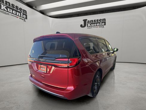 New 2026 Chrysler Pacifica Select FWD image 3