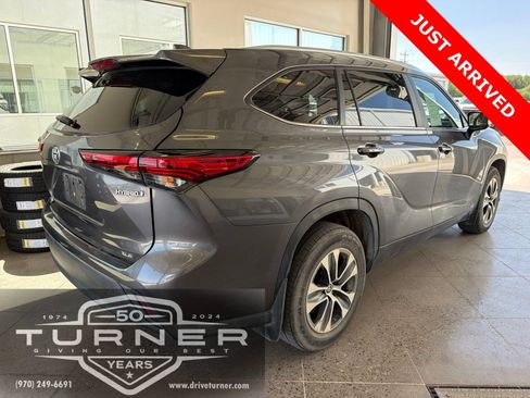 Used 2023 Toyota Highlander XLE AWD/4WD image 2