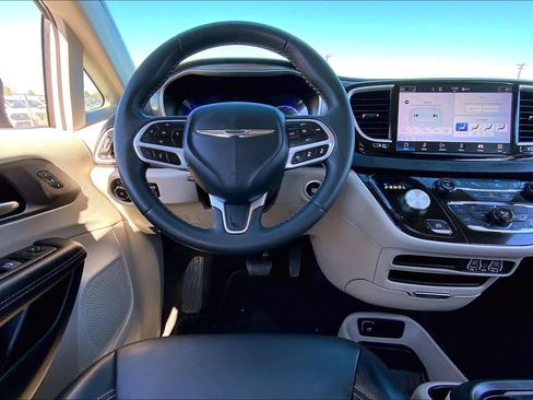 Used 2023 Chrysler Pacifica Touring-L image 5