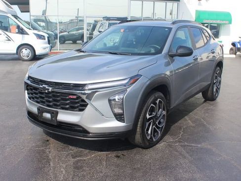 Used 2025 Chevrolet Trax RS w/ Driver Confidence Package FWD image 2