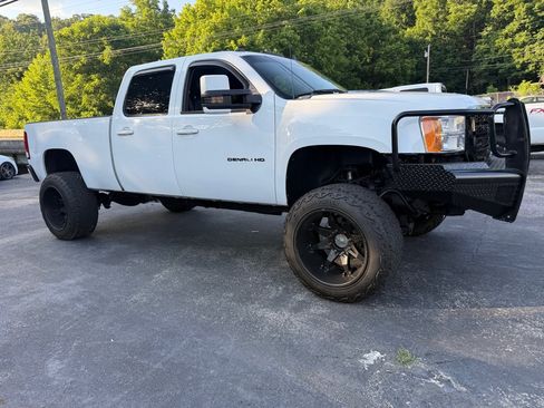 Used 2011 GMC Sierra 2500 Denali w/ Suspension Package, Off-Road AWD/4WD image 7