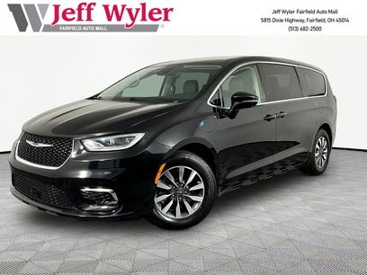 Used 2022 Chrysler Pacifica Touring-L w/ Uconnect Theater Family Group