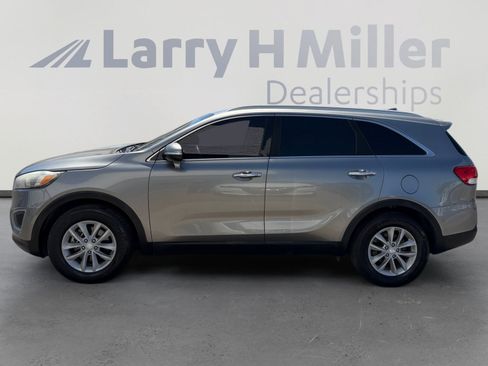 Used 2018 Kia Sorento FWD image 2