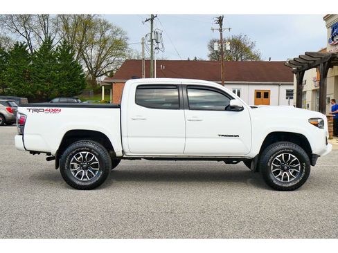 Used 2020 Toyota Tacoma TRD Sport w/ Technology Package image 2