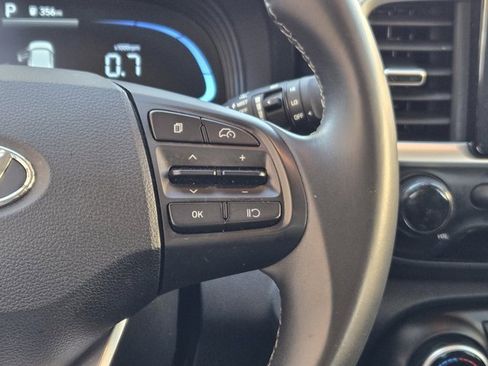 Certified 2025 Hyundai Venue SEL image 28