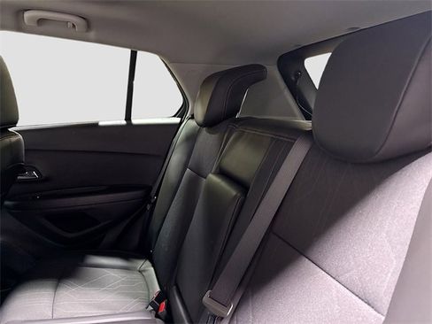 Used 2022 Chevrolet Trax LT w/ LT Convenience Package image 24