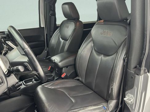 Used 2017 Jeep Wrangler Sahara w/ Connectivity Group AWD/4WD image 10