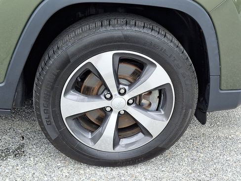 Used 2019 Jeep Cherokee Limited AWD/4WD image 8