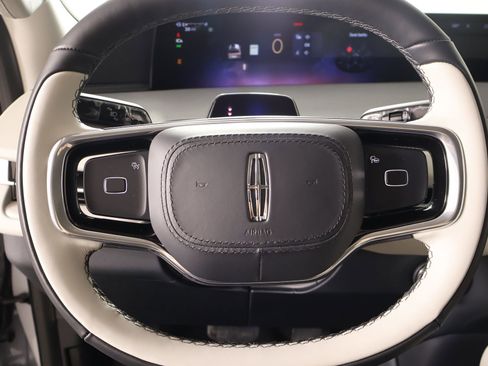 New 2026 Lincoln Navigator Premiere AWD/4WD image 3