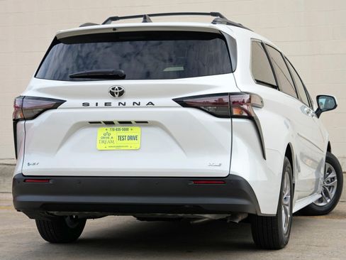 Used 2026 Toyota Sienna XLE FWD image 5